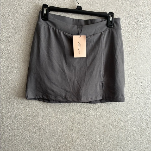 🆕Sheinbae Grey Mini Skort with Side Slit M🆕 - Picture 5 of 13